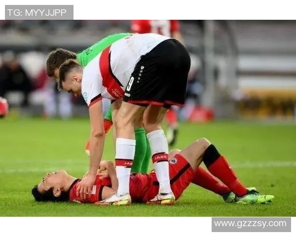 足球球星意外肋骨骨折伤情引关注未来能否复出成最大焦点